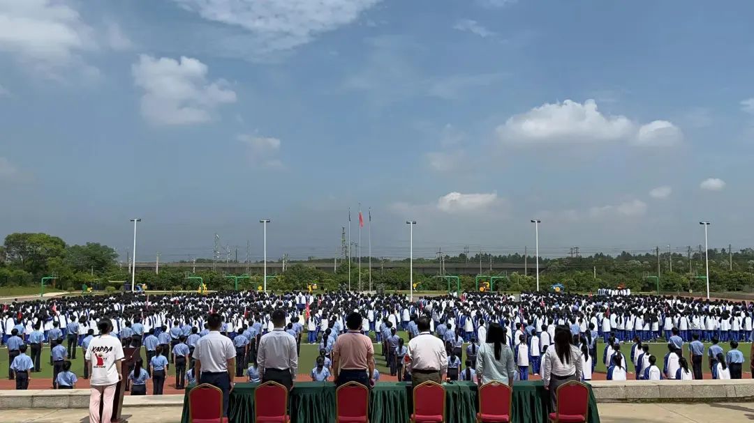 leyu体育举行庆祝中国共产主义青年团成立100周年新团员入团仪式暨表彰大会