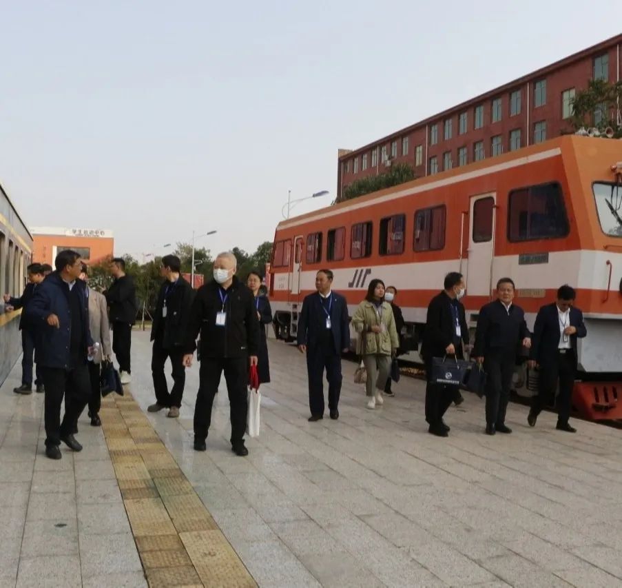 内蒙古呼伦贝尔市职业教育校长能力提升研修班来leyu体育参观交流